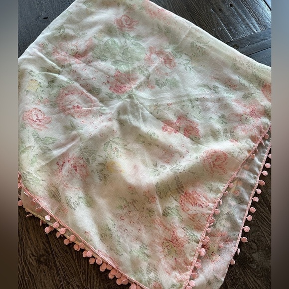Delicate floral scarf grannycore kawaii 42 by 42 square - Picture 1 of 4